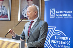 Moderator spotkania prof. J. Sęp.