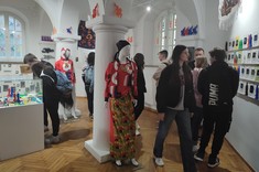 Zwiedzanie wystawy Jacka J. Kolasińskiego  „Creole Archive. Poloné Nwa”,