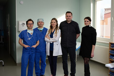 Od lewej: dr n. med. Krzysztof Ossoliński, dr n. med. Tadeusz Ossoliński, lek. Anna Ossolińska, prof. T. Ruman, prof. PRz J. Nizioł, 