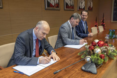 Od lewej: T. Miśniakiewicz, prof. P. Koszelnik, prof. PRz R. Zajdel,